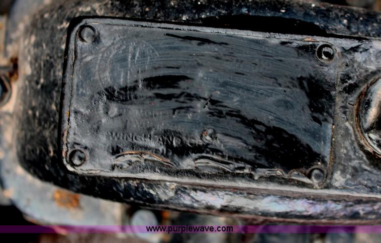 image for item H8355 1976 Ford 8000 gin pole truck