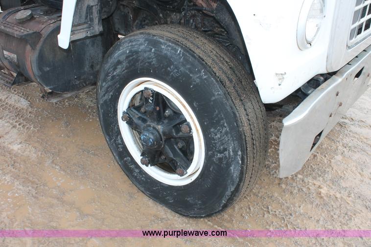 image for item H8355 1976 Ford 8000 gin pole truck