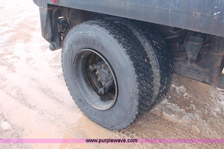 image for item H8355 1976 Ford 8000 gin pole truck