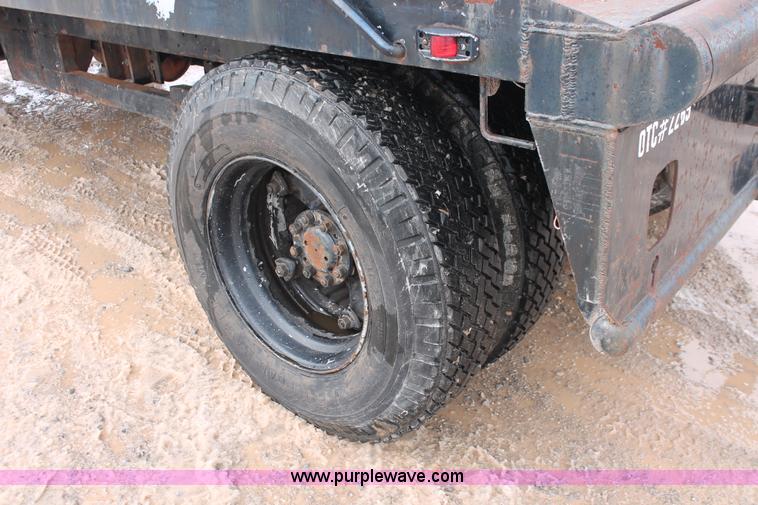 image for item H8355 1976 Ford 8000 gin pole truck