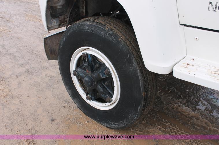 image for item H8355 1976 Ford 8000 gin pole truck