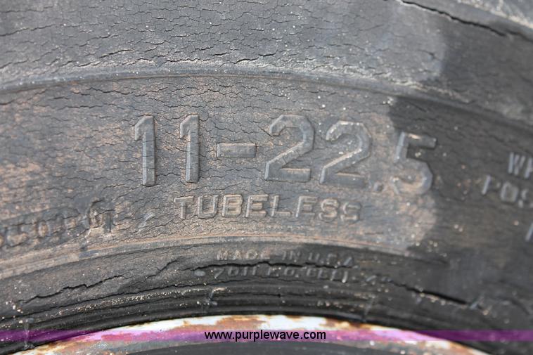 image for item H8355 1976 Ford 8000 gin pole truck