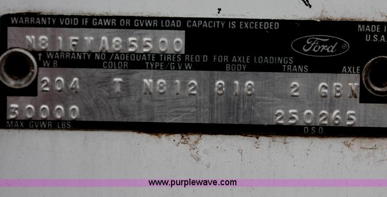 image for item H8355 1976 Ford 8000 gin pole truck