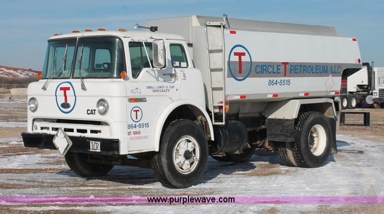 image for item H8359 1989 Ford C8000 fuel truck