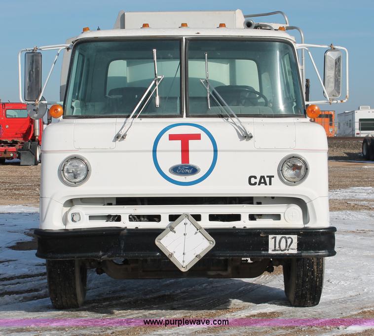 image for item H8359 1989 Ford C8000 fuel truck