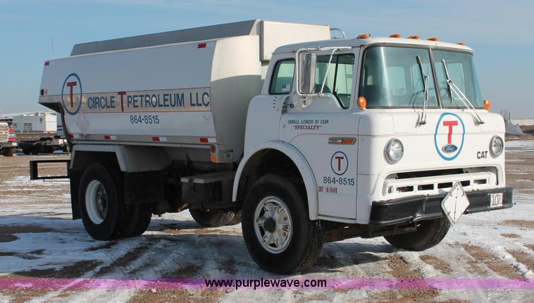 image for item H8359 1989 Ford C8000 fuel truck