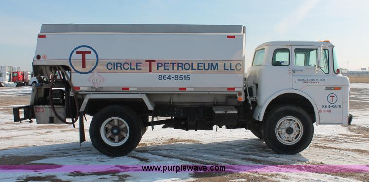 image for item H8359 1989 Ford C8000 fuel truck