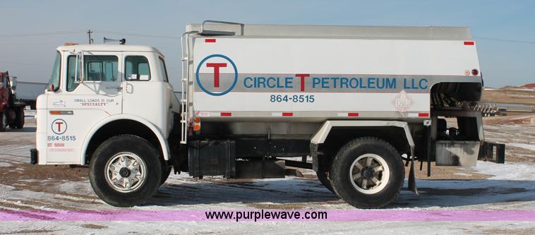image for item H8359 1989 Ford C8000 fuel truck
