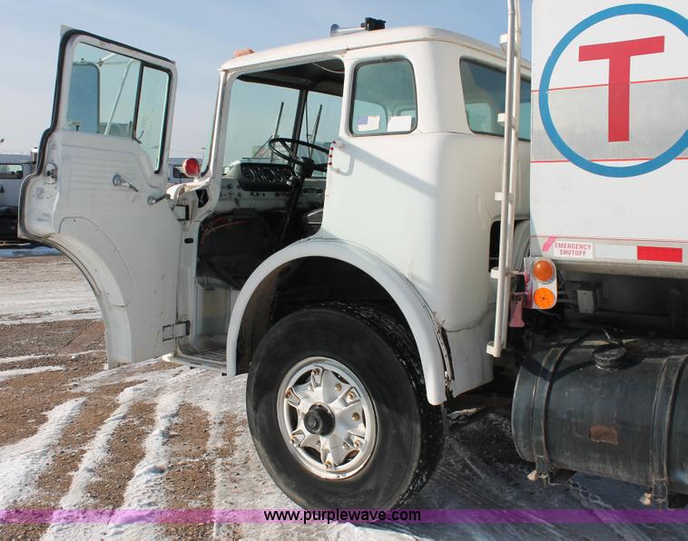 image for item H8359 1989 Ford C8000 fuel truck