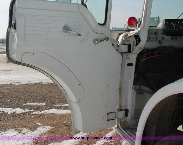 image for item H8359 1989 Ford C8000 fuel truck