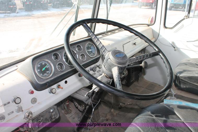 image for item H8359 1989 Ford C8000 fuel truck