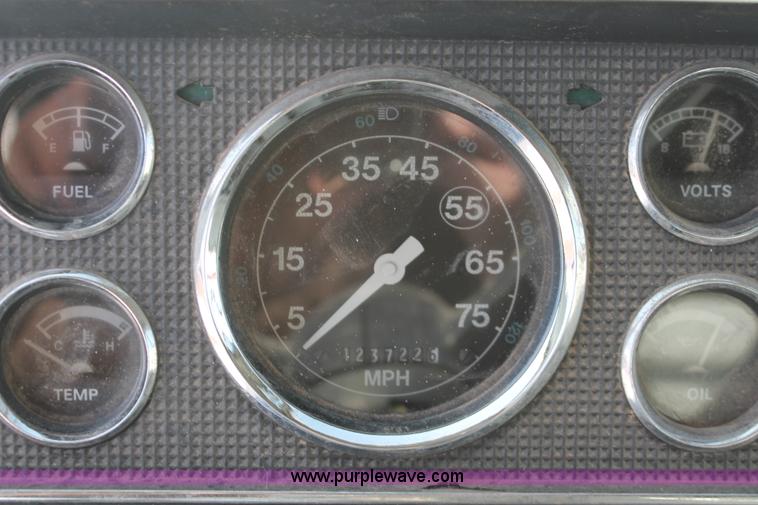 image for item H8359 1989 Ford C8000 fuel truck