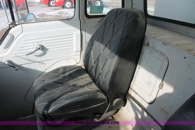 image for item H8359 1989 Ford C8000 fuel truck