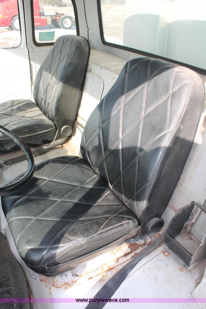 image for item H8359 1989 Ford C8000 fuel truck