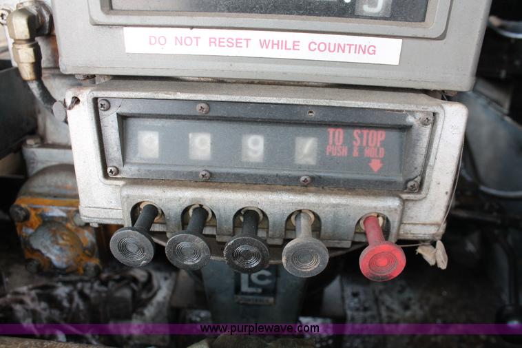 image for item H8359 1989 Ford C8000 fuel truck