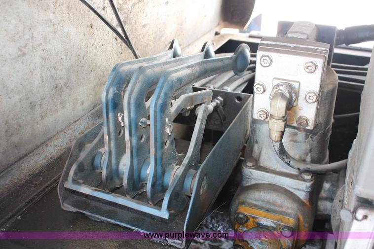 image for item H8359 1989 Ford C8000 fuel truck