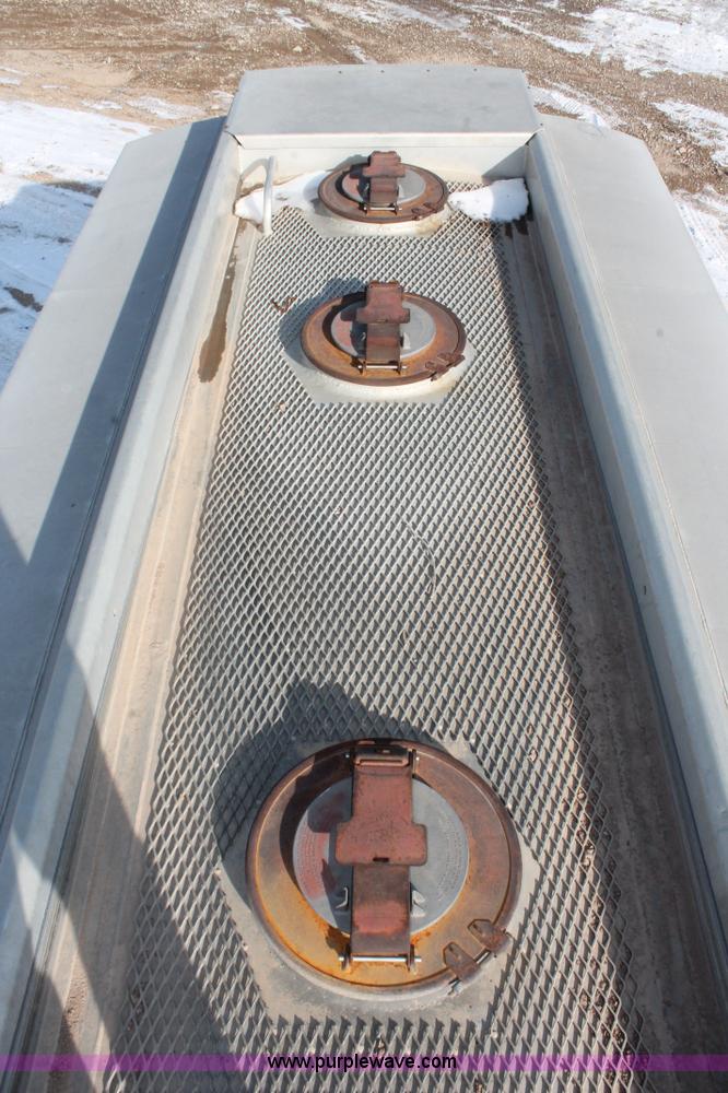 image for item H8359 1989 Ford C8000 fuel truck