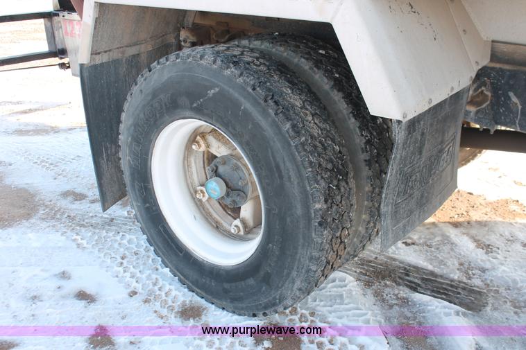 image for item H8359 1989 Ford C8000 fuel truck