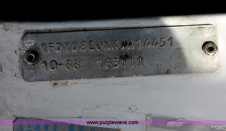 image for item H8359 1989 Ford C8000 fuel truck