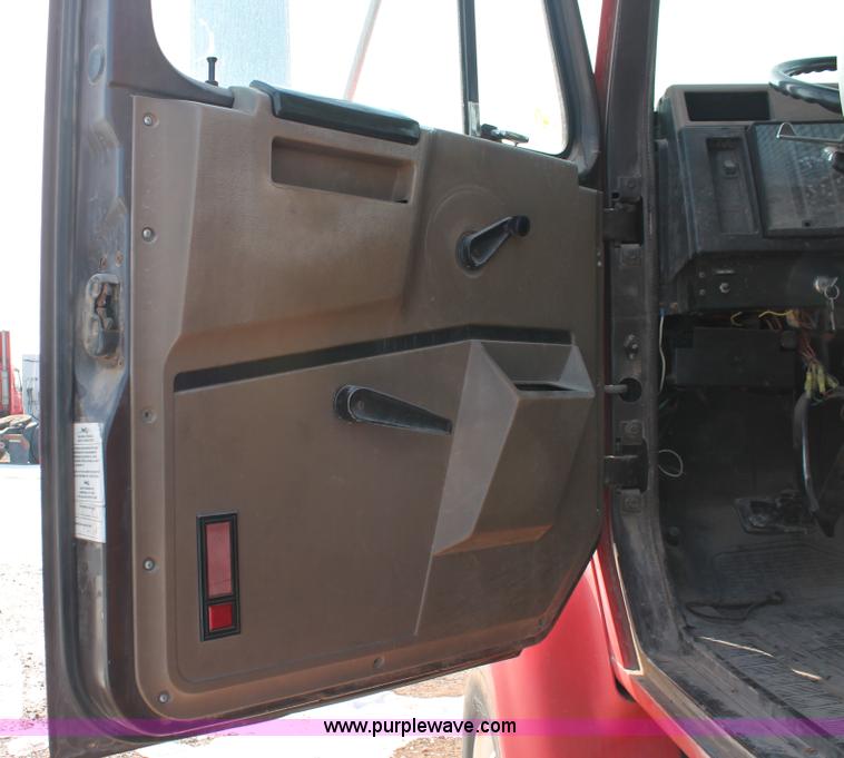 image for item H8360 1990 International 8100 flatbed truck