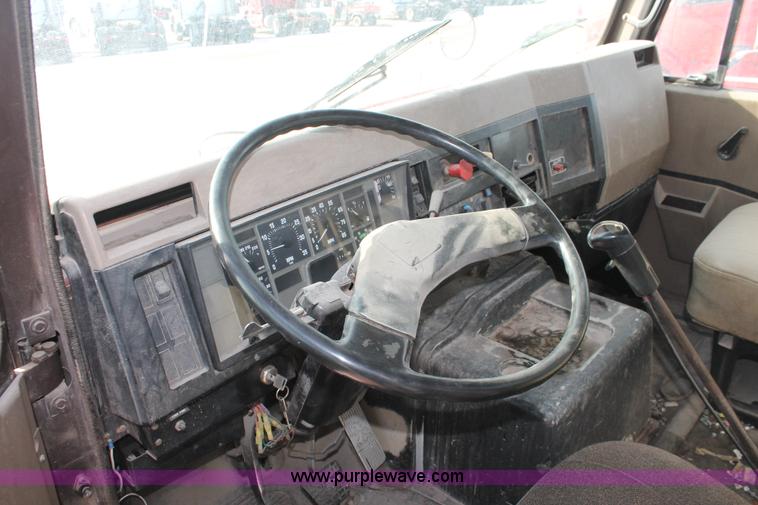 image for item H8360 1990 International 8100 flatbed truck