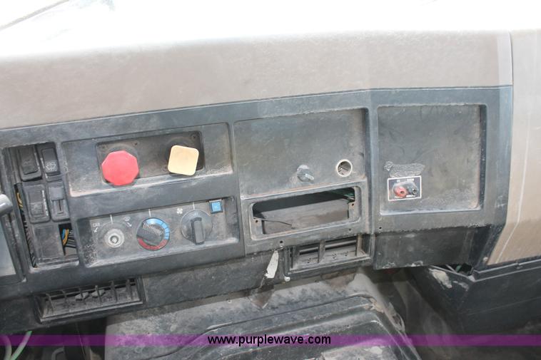 image for item H8360 1990 International 8100 flatbed truck