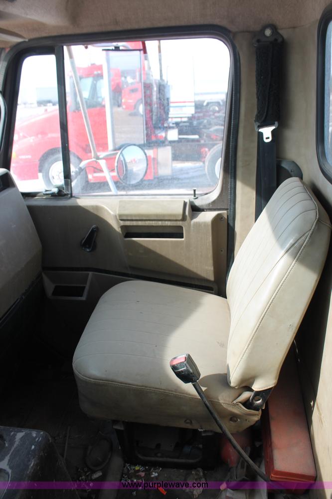 image for item H8360 1990 International 8100 flatbed truck