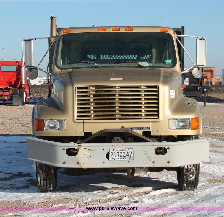 image for item H8368 2001 International 4700 Crew Cab flatbed truck
