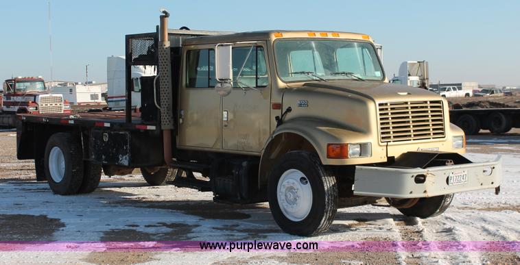 image for item H8368 2001 International 4700 Crew Cab flatbed truck