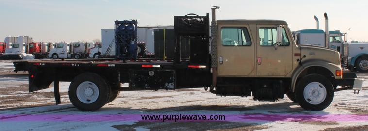 image for item H8368 2001 International 4700 Crew Cab flatbed truck