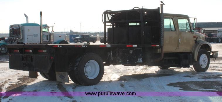 image for item H8368 2001 International 4700 Crew Cab flatbed truck