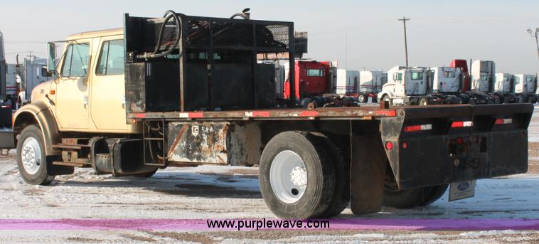 image for item H8368 2001 International 4700 Crew Cab flatbed truck