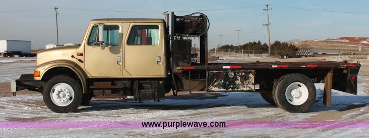 image for item H8368 2001 International 4700 Crew Cab flatbed truck