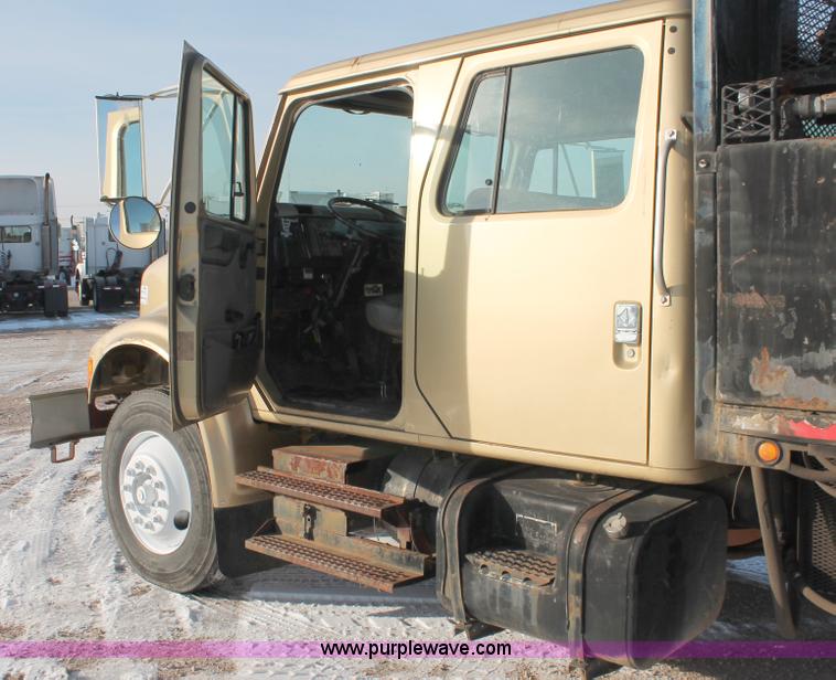 image for item H8368 2001 International 4700 Crew Cab flatbed truck