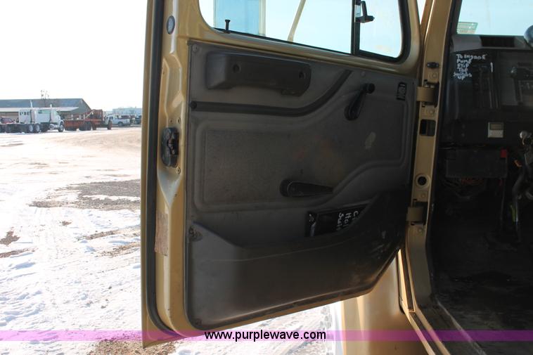 image for item H8368 2001 International 4700 Crew Cab flatbed truck