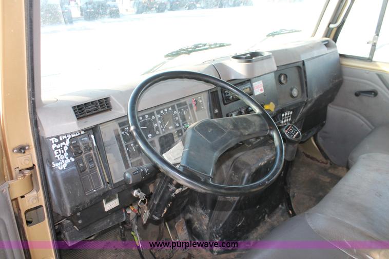 image for item H8368 2001 International 4700 Crew Cab flatbed truck