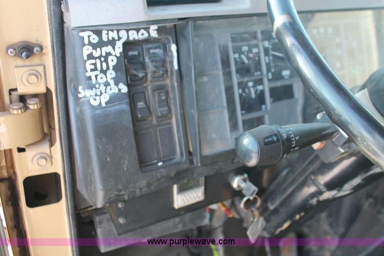 image for item H8368 2001 International 4700 Crew Cab flatbed truck