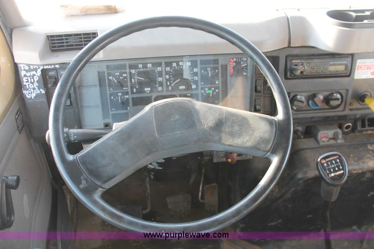 image for item H8368 2001 International 4700 Crew Cab flatbed truck