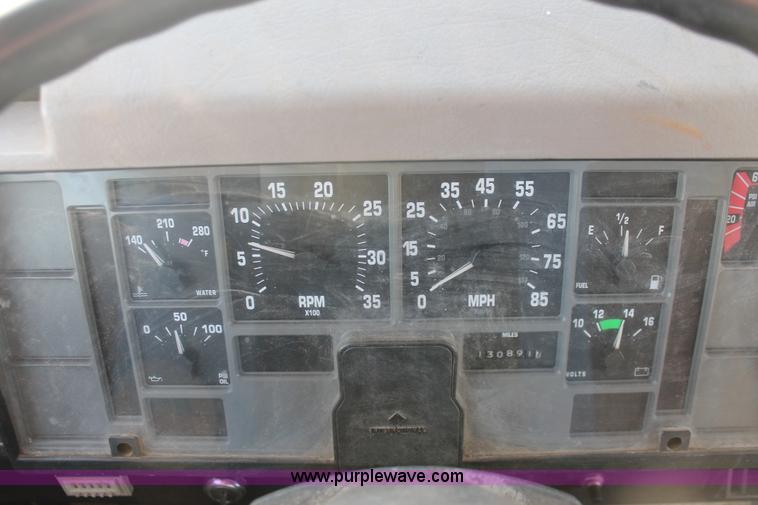 image for item H8368 2001 International 4700 Crew Cab flatbed truck