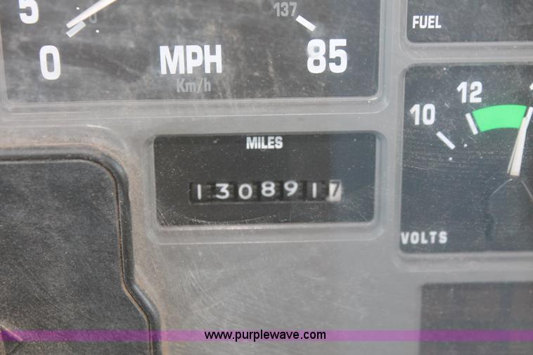 image for item H8368 2001 International 4700 Crew Cab flatbed truck