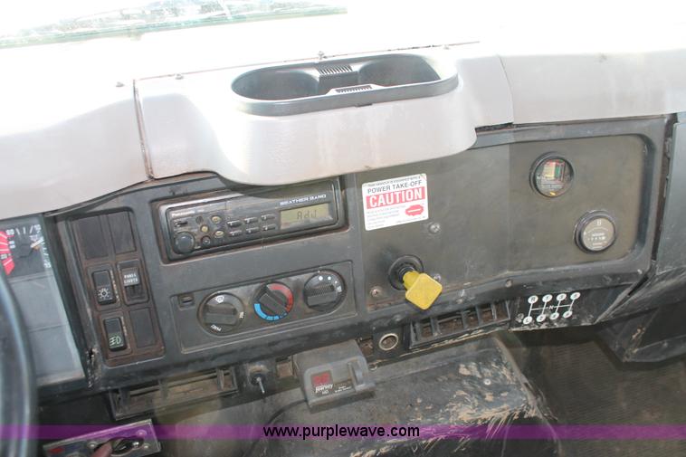 image for item H8368 2001 International 4700 Crew Cab flatbed truck