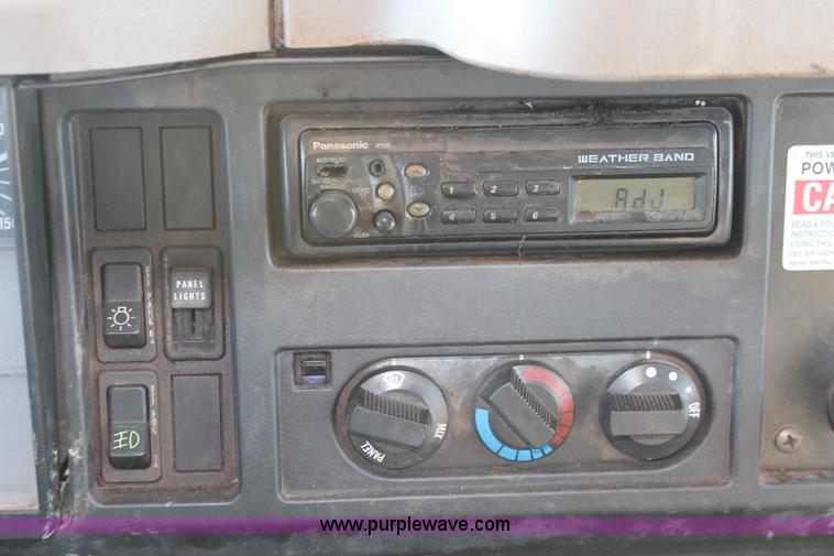 image for item H8368 2001 International 4700 Crew Cab flatbed truck