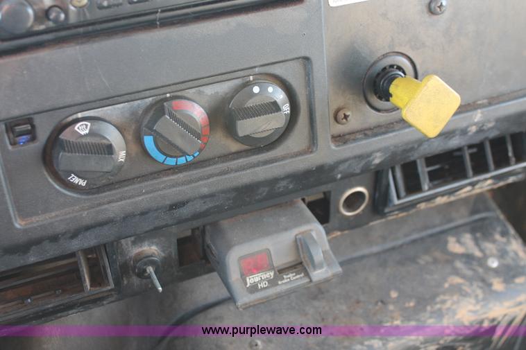 image for item H8368 2001 International 4700 Crew Cab flatbed truck