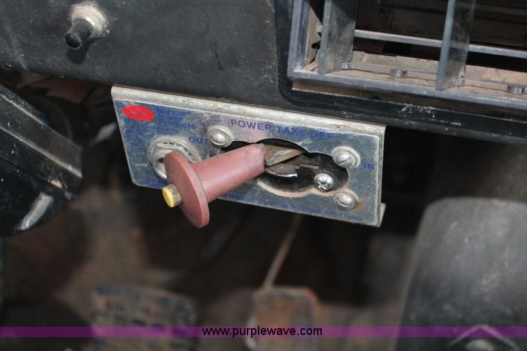 image for item H8368 2001 International 4700 Crew Cab flatbed truck