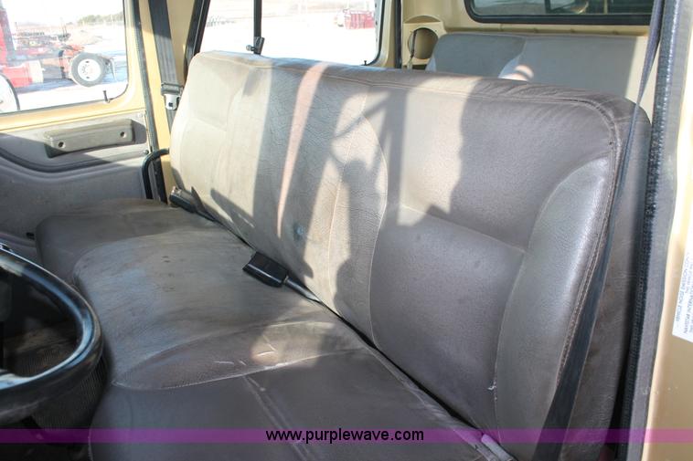 image for item H8368 2001 International 4700 Crew Cab flatbed truck