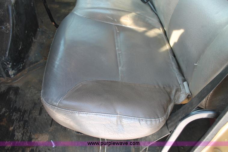 image for item H8368 2001 International 4700 Crew Cab flatbed truck