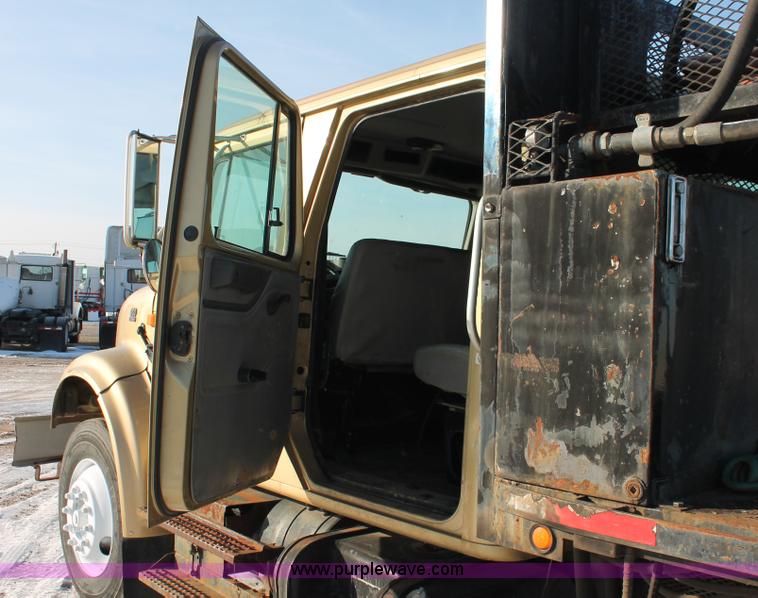 image for item H8368 2001 International 4700 Crew Cab flatbed truck