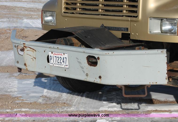 image for item H8368 2001 International 4700 Crew Cab flatbed truck