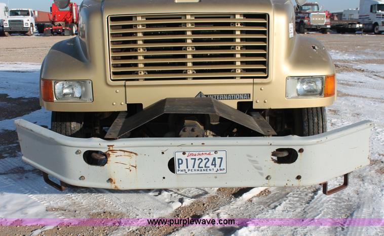 image for item H8368 2001 International 4700 Crew Cab flatbed truck