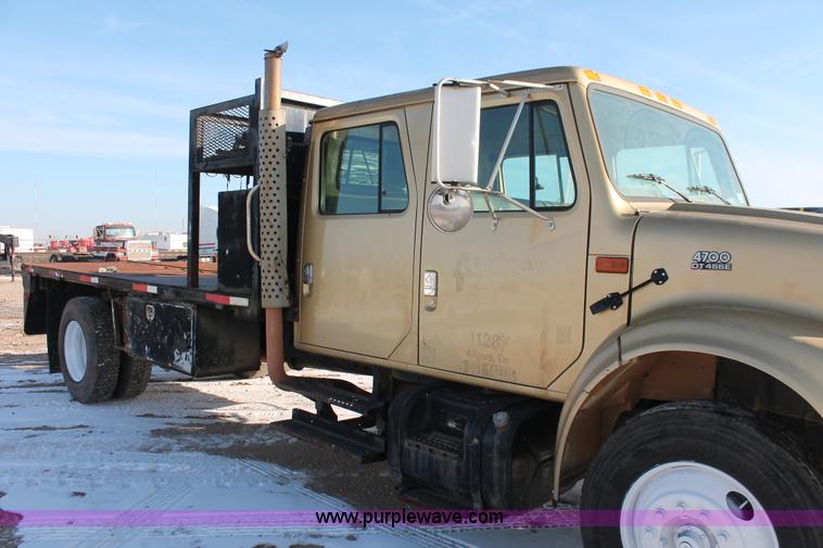 image for item H8368 2001 International 4700 Crew Cab flatbed truck